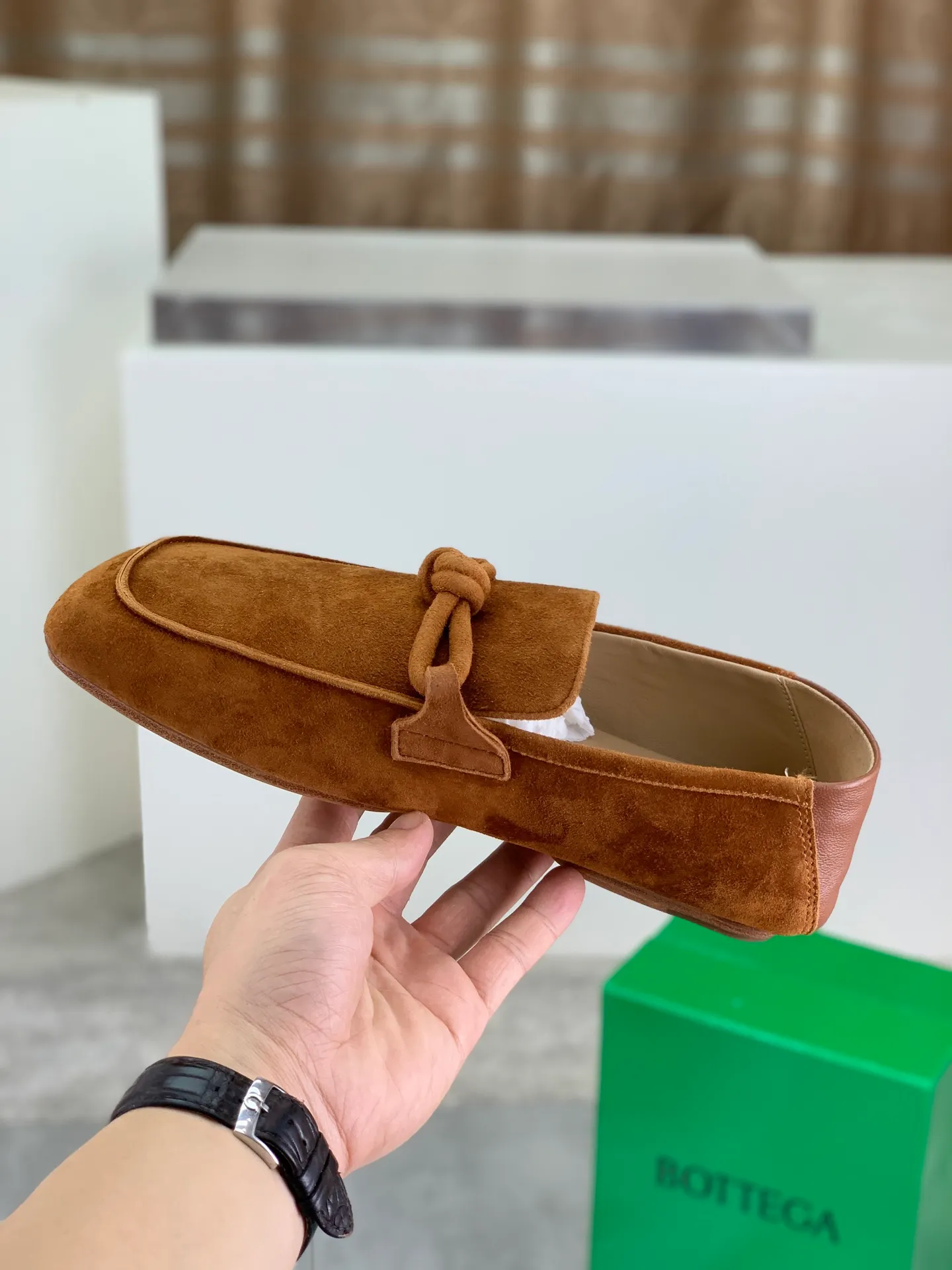 Factory price P760💰Top quality (genuine leather outsole series)💎💎💎 BOTTEGA VENETA official website synchronizes the latest model, top version of the highest version of BV business leather shoes in the market, accept material comparison, shoe type comparison, process comparison, practical and texture, versatile, suitable for any occasion, the more you look at it, the more flavorful it becomes. Pure hand-woven craftsmanship - upper material, imported original hand-woven calfskin - high-quality water-dyed sheepskin lining - original private model custom-made hand-made leather outsole -Size: female 35-39 (34 40 customized) male 39-44 (38 45 customized) Comes with original BV green box, complete packaging.